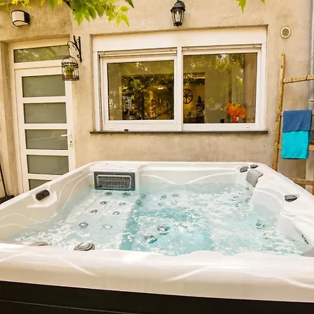 아파트 With Jacuzzi And Beautiful Garden