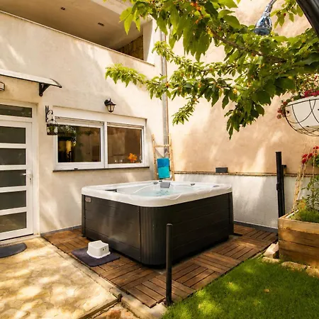 With Jacuzzi And Beautiful Garden *