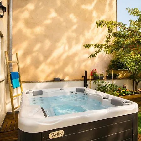 With Jacuzzi And Beautiful Garden * 풀라