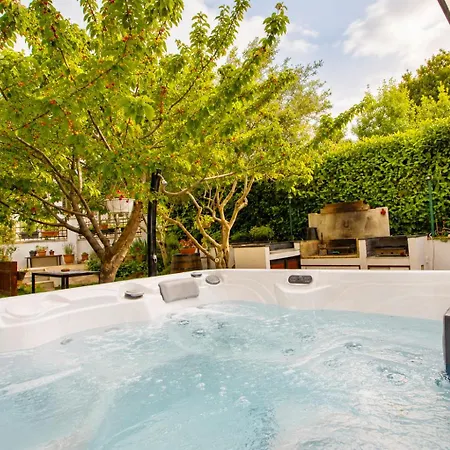 With Jacuzzi And Beautiful Garden 풀라